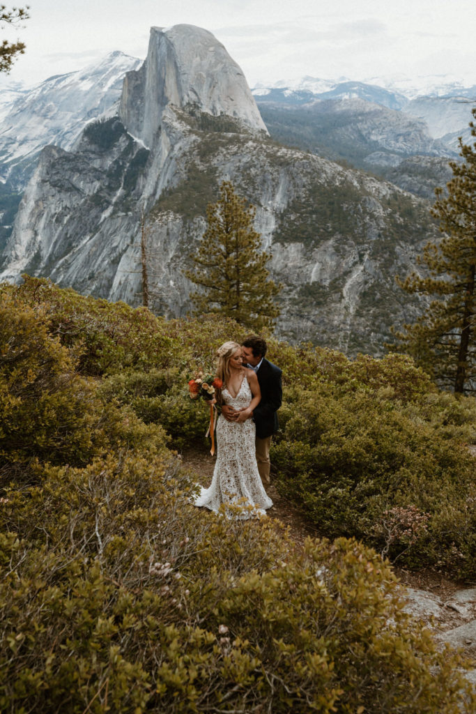 couple eloping at yosemite national park